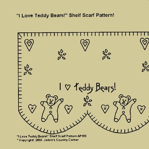 Puede incluir: Un patrón de bufanda de estante con el texto "I Love Teddy Bears!" e ilustraciones de osos de peluche, corazones y flores. El diseño es en negro sobre un fondo beige.