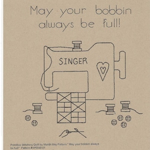 Może przedstawiać: Czarno-biały rysunek maszyny do szycia z napisem "SINGER". Rysunek znajduje się na brązowym tle z tekstem "May your bobbin always be full!" i "Primitive Stitchery Quilt by Month May Pattern #AP0049-01".