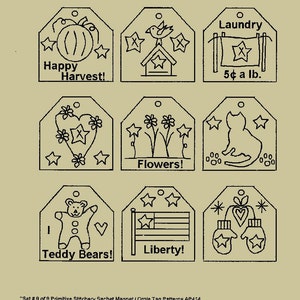Puede incluir: Conjunto de nueve patrones de etiquetas de imán o adorno de costura primitiva. Cada etiqueta presenta un diseño diferente, que incluye una calabaza, una pajarera, un letrero de lavandería, flores, un gato, un oso de peluche, una bandera estadounidense y mitones. El texto incluye "Happy Harvest!", "Flowers!", y "Liberty!"