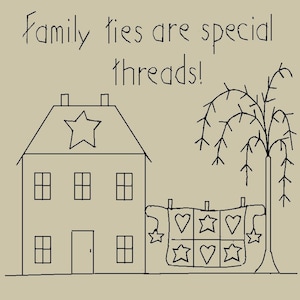 Könnte beinhalten: Eine Schwarz-Weiß-Strichzeichnung eines Hauses mit einem Stern auf dem Dach, einem Baum und einer Steppdecke mit Sternen und Herzen. Der Text "Family ties are special threads!" steht über dem Haus. Das Muster misst 17,78 cm x 19,69 cm.