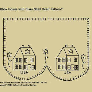 Może przedstawiać: Czarno-biały rysunek linii wzoru szalika na półkę. Projekt przedstawia dwa domy z gwiazdami, słowo "USA" oraz tekst "Saltbox House with Stars Shelf Scarf Pattern!" i "Copyright 2008 JoAnn's Country Corner".