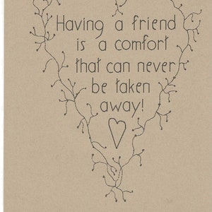 Può includere: Illustrazione a forma di cuore con la scritta "Having a friend is a comfort that can never be taken away!". Il cuore è delineato da un motivo a vite. Lo sfondo è di colore marrone chiaro.