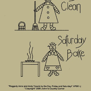 Może przedstawiać: Urocza czarno-biała ilustracja przedstawiająca dwie postacie w stylu Raggedy Anne. Jedna postać trzyma miotłę z napisem "Friday Clean" nad nią. Druga postać stoi obok stołu z wydobywającą się z niego parą, z napisem "Saturday Bake".