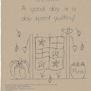 Może przedstawiać: Czarno-biały rysunek bloku patchworkowego z dynią, ptakiem i poduszką na szpilki. Tekst "October" i "A good day is a day spent quilting!" jest napisany nad obrazkiem.