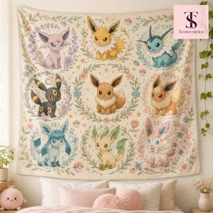 Peut inclure: Une tapisserie murale rectangulaire présentant neuf personnages d'évolutions d'Évoli, chacun centré dans une couronne florale circulaire. Le motif comprend des feuilles, des fleurs pastel et de petites icônes de Poké Ball sur un fond crème.