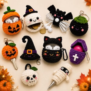 Puede incluir: Una colección de diez accesorios de ganchillo con temática de Halloween que incluye un estuche para auriculares de calabaza, un monedero de fantasma, un organizador de cables de murciélago, un llavero de monstruo negro, una funda de llave de calabaza, un sombrero de bruja, un estuche para auriculares de gato negro, una bolsa de ataúd morada, un dije de calavera y una funda de bolígrafo de momia.