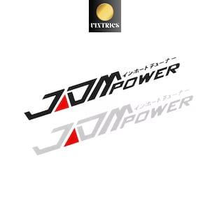 Puede incluir: Dos calcomanías JDM POWER con texto en japonés sobre la palabra POWER. Una calcomanía es negra con un acento triangular rojo y la otra es plateada con un acento triangular rojo. Un logotipo circular dorado con el texto VINTRICS está en la parte superior.