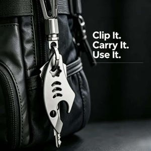 Puede incluir: Una herramienta multifunción de metal plateado con abridor de botellas y cortes de llave, sujeta a una bolsa negra mediante un mosquetón. El texto "Clip It. Carry It. Use It." aparece impreso en blanco a la derecha de la imagen.