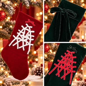 Könnte beinhalten: Eine Kollektion von Weihnachtsstrümpfen aus Samt in Dunkelrot und Dunkelgrün. Der rote Strumpf hat eine Schnürung aus weißem Band und eine kleine rote Schleife. Die grünen Strümpfe umfassen ein Modell mit großer Schleife und eines mit roter Schnürung.