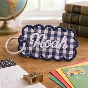 Gepersonaliseerde geborduurde tashanger met ruitjespatroon, sleutelhanger met eigen naam, preppy rugzaklabel, geborduurde sleutelhanger op maat, cadeau voor de start van het schooljaar