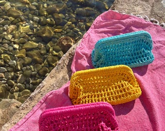 Pochette en raphia crochetée