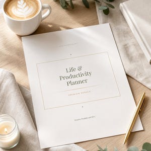Könnte beinhalten: Ein weißer Papierplaner mit dem Titel Life & Productivity Planner Premium Bundle und einem dünnen goldenen Rand. Das Cover enthält den Text Harley & Co. und Kreative Produkte mit Herz. Ein goldener Stift liegt rechts neben dem Planer.