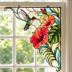 Può includere: Un pannello angolare in vetro colorato raffigurante un colibrì colorato in volo, grandi fiori di ibisco rossi e arancioni e foglie tropicali verdi. Il design è realizzato su uno sfondo di vetro trasparente testurizzato con linee di piombo scure.