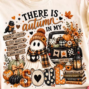 Könnte beinhalten: Ein cremefarbenes T-Shirt mit einem Grafikdruck, der einen Geist mit kariertem Schal und Mütze, einen schwarzen Lastwagen voller Kürbisse, ein Schild mit der Aufschrift Crunchy Leaves, Cozy Nights, Pumpkin Spice, Warm Hearts und den Text There is autumn in my soul zeigt.