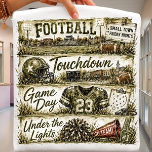Könnte beinhalten: Eine weiße rechteckige Decke mit einem mehrteiligen Football-Motiv, das ein Stadion, einen Helm, ein Trikot mit der Nummer 23, ein Megafon und einen Schaumstofffinger zeigt. Der Text umfasst FOOTBALL, SMALL TOWN FRIDAY NIGHTS, TOUCHDOWN, GAME DAY und UNDER THE LIGHTS.