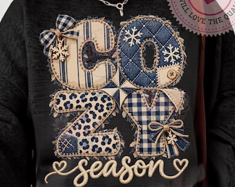mysig säsong png, marinblå krämfärgade lapptäckebokstäver, snöig snöflinga ginghamrosett, sublimering med fuskbroderi, sweatshirtdesign, digital nedladdning