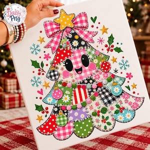 Könnte beinhalten: Eine weiße Leinwand mit einer bunten Patchwork-Weihnachtsbaum-Illustration mit lächelndem Gesicht, gekrönt von einem gelben Stern und einer rosa Vichy-Schleife, umgeben von festlichem Schmuck, Stechpalmen und Schneeflocken.