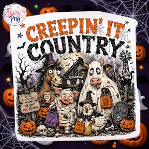 Könnte beinhalten: Ein Grafikdesign mit dem Text CREEPIN' IT COUNTRY, einem Pferd mit Hexenhut, einer Kuh im Geisterkostüm, einem Schwein als Mumie und einem Huhn als Hexe. Die Szene zeigt eine Scheune, Kürbisse, einen Grabstein und eine schwarze Katze.