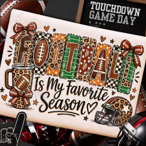 Könnte beinhalten: Ein rechteckiges Schild mit dem Text FOOTBALL Is My Favorite Season. Das Design zeigt einen Becher mit Leopardenmuster und Football-Grafik, einen Football-Helm und braune Schleifen. Die Buchstaben sind mit Mustern wie Leopardenfell, Footballs und grünen Spielfeldmarkierungen gefüllt.