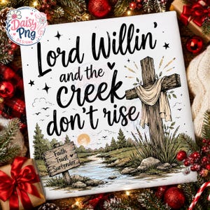 Könnte beinhalten: Ein quadratisches weißes Schild mit dem schwarzen Text Lord Willin' and the creek don't rise. Das Design zeigt ein Holzkreuz mit einem Tuch, ein kleines Holzschild mit der Aufschrift Faith Trust Surrender, einen Bach und Kiefern.