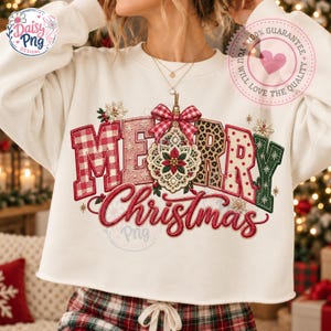 Könnte beinhalten: Ein weißes Langarm-Sweatshirt mit dem Schriftzug Merry Christmas in einem gemusterten Design. Die Buchstaben zeigen rote Karomuster, Rosa, Leopardenmuster und grüne Texturen. Ein zentrales Ornament-Grafikmotiv mit roter Schleife ist abgebildet.