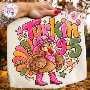 Könnte beinhalten: Eine weiße Stoffoberfläche mit einer bunten Grafik eines braunen Truthahns, der einen rosa Cowboyhut mit Leopardenmuster, ein rosa Halstuch und rosa Cowboystiefel trägt. Der Text lautet Turkin 9-5 in fetten, bunten Buchstaben.