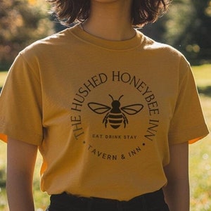 Hushed Honeybee Inn Tavern Tee, subtiele nerd shirt metafoor, uniseks T-shirt, gamercadeau, videogamekleding, geek, Hulkenberg Heismay Strohl