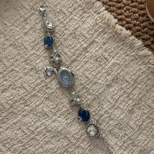 Bracelet montre-bracelet gothique argenté avec lune, croissant de lune en émail bleu et breloque nœud en strass, bracelet montre à breloques célestes, cadeau pour elle