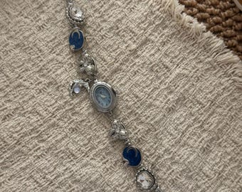 Silbernes gotisches Mond-Armband, blaue Emaille-Armbanduhr mit Halbmond- und Schleifenanhänger aus Strasssteinen, himmlisches Armband mit Anhängern, Geschenk für Sie