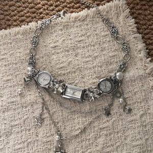 Flerskiktad silverklocka med berlock, vintage klocksmycken, Y2K Grunge Dark Academia halsband, unikt, edgy statementhalsband