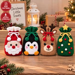 Pode incluir: Quatro bolsas de crochê com cordão e temas natalinos: um Papai Noel vermelho, um pinguim preto e branco, uma rena bege com chifres marrons e uma árvore de Natal verde com uma estrela amarela, todos com cordões brancos ou coloridos.