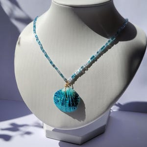 Collar con colgante de concha marina azul envuelto a mano, cuentas de cristal alargadas, gargantilla estilo sirena Y2K.