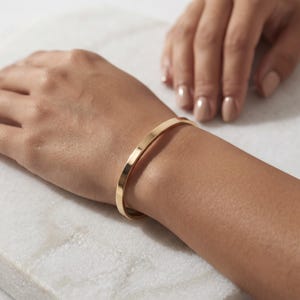 Minimalistiskt 14k guldfyllt manschettarmband, Elegant guldarmband för kvinnor, Stapelbart armband, Examenspresent till henne, Enkelt vardagsarmband