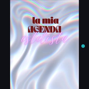 Può includere: Una copertina per agenda rettangolare con una superficie olografica e iridescente caratterizzata da motivi luminosi vorticosi. Il testo "la mia AGENDA estetista" è stampato al centro, con "la mia" e "AGENDA" in marrone scuro e "estetista" in rosa.