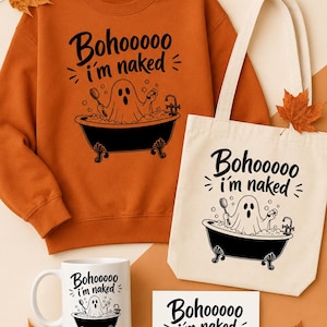 Könnte beinhalten: Ein rostorangefarbenes Sweatshirt, eine cremefarbene Stofftasche, eine weiße Keramiktasse und eine quadratische Karte, jeweils mit einer schwarzen Grafik eines Geistes in einer Badewanne, dem Text "Bohooooo i'm naked" und Ahornblättern.