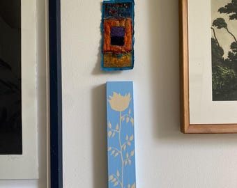 Rosa pintada a mano con acrílico sobre madera, ideal para la decoración de paredes y del hogar.