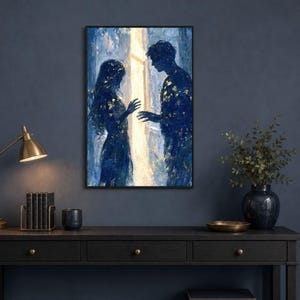 Peut inclure: Une impression d'art mural rectangulaire représentant une peinture impressionniste de deux silhouettes debout de profil face à face. Les personnages sont rendus dans des tons bleu profond avec des accents de feuilles d'or, éclairés par une lumière verticale.
