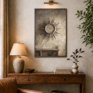Può includere: Una stampa artistica da parete rettangolare che raffigura un orologio a raggiera montato su una parete grigia testurizzata e maculata sopra una mensola in legno scuro. L'opera presenta una palette di colori neutri con tonalità beige, marrone e grigio, catturando una rappresentazione realistica di un orologio con punte metalliche radianti.