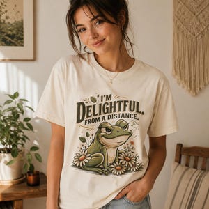 Camiseta de rana "Soy encantador desde la distancia", camiseta de rana sarcástica y divertida, camiseta de rana gruñona de Comfort Colors, regalo de rana con flores de margarita