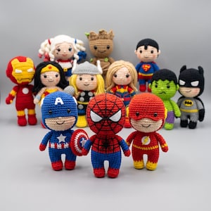 Puede incluir: Una colección de doce muñecos de ganchillo que representan varios personajes de cómic. Las figuras incluyen a Iron Man, Harley Quinn, Groot, Superman, Wonder Woman, Thor, Captain Marvel, Hulk, Batman, Captain America, Spider-Man y The Flash.