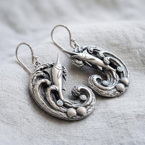 Orecchini Marlin Spiral Wave, gioielli marini a forma di pesce vela, ciondolo a conchiglia con zirconi blu, orecchini nautici e costieri per lei