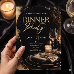 Könnte beinhalten: Eine schwarze und goldene Einladungskarte für eine Dinnerparty mit dem Text: YOU ARE INVITED TO DINNER PARTY, JULY 17, 8.00PM, AT SAMIRA'S HOUSE, 123 ANYWHERE ST., ANY CITY, RSVP: 123-456-7890. Das Design zeigt ein Gedeck mit Tellern und Gläsern.
