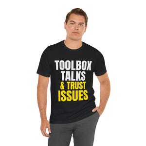 ツールボックス・トーク＆信頼問題Tシャツ｜面白い職人向けワークTシャツ｜鉱山・建設業向けギフト｜ユニセックス
