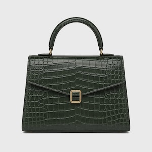Könnte beinhalten: Eine dunkelwaldgrüne Handtasche mit strukturierter Silhouette und glänzender Krokodilleder-Optik. Die Tasche verfügt über einen einzelnen Tragegriff, einen Überschlag mit Verschluss und eine rechteckige goldfarbene Metallschnalle vorne.