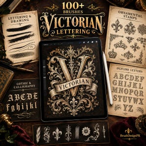 Könnte beinhalten: Ein digitales Tablet zeigt einen großen, verzierten Buchstaben V mit dem Text VICTORIAN auf einem Band, umgeben von verschiedenen Blättern mit Schriftarten, Zeichenpinseln, ornamentalen Stempeln, gotischer Kalligrafie und Umrissbuchstaben.