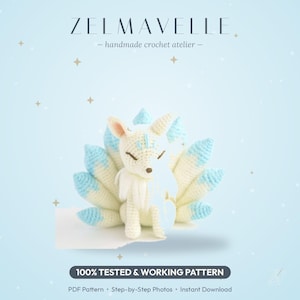 Puede incluir: Un peluche de zorro de nueve colas tejido a ganchillo con pelaje color crema y puntas azul claro en las orejas y colas. El texto ZELMAVELLE handmade crochet atelier aparece arriba, y 100% TESTED & WORKING PATTERN PDF Pattern abajo.