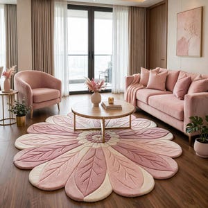 Könnte beinhalten: Ein großer, runder Teppich in Blumenform mit geschichteten Blütenblättern in sanften Rosa- und Cremetönen. Der Teppich hat eine strukturierte, getuftete Oberfläche mit detaillierten, blattartigen Adernmustern auf jedem Blütenblatt.