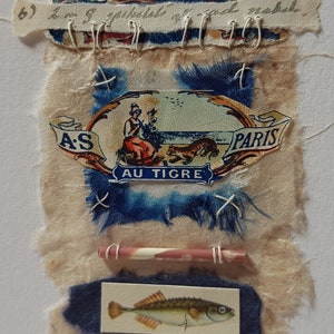 COLLAGE DE L'ARTISTE avec des éléments en français, y compris le texte PARIS