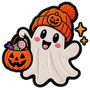 Puede incluir: Un parche bordado que muestra un fantasma blanco con un gorro de punto naranja con un diseño de cara de calabaza. El fantasma sostiene un cubo de dulces naranja con forma de calabaza lleno de dulces coloridos, incluida una piruleta rosa, junto a dos estrellas amarillas.