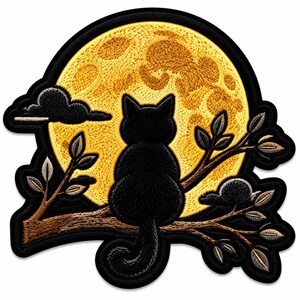 Può includere: Una toppa ricamata raffigurante un gatto nero seduto su un ramo d'albero davanti a una grande luna piena gialla e rotonda. Il design include nuvole grigio scuro e piccole foglie sul ramo, il tutto contornato da un bordo nero spesso.